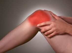 The joint symptom of the knee area is a severe pain in the knee area